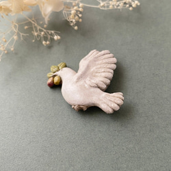 鳩とオリーブ 陶土ブローチ 6枚目の画像