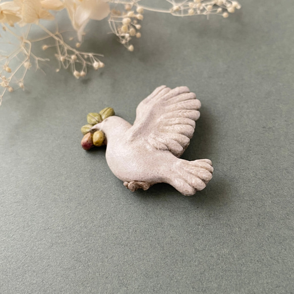 鳩とオリーブ 陶土ブローチ 6枚目の画像