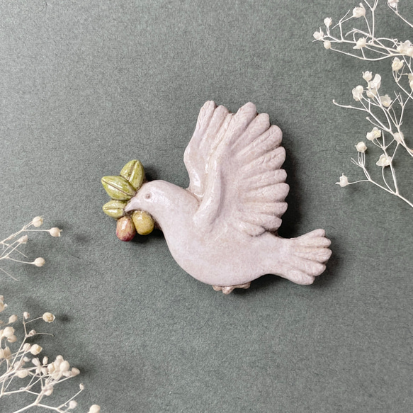 鳩とオリーブ 陶土ブローチ 1枚目の画像