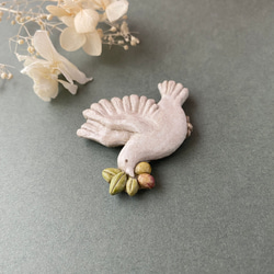 鳩とオリーブ 陶土ブローチ 5枚目の画像