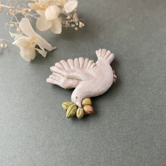 鳩とオリーブ 陶土ブローチ 5枚目の画像