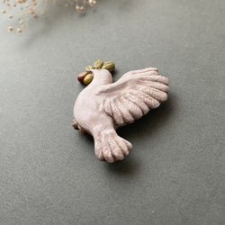 鳩とオリーブ 陶土ブローチ 4枚目の画像