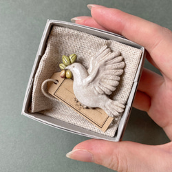 鳩とオリーブ 陶土ブローチ 10枚目の画像