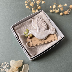 鳩とオリーブ 陶土ブローチ 2枚目の画像