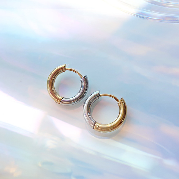 {用這款甜美的心形耳環提升您的風格} [4 向] 316L/ HEART CHARM HOOPS（穿孔耳環） 第7張的照片