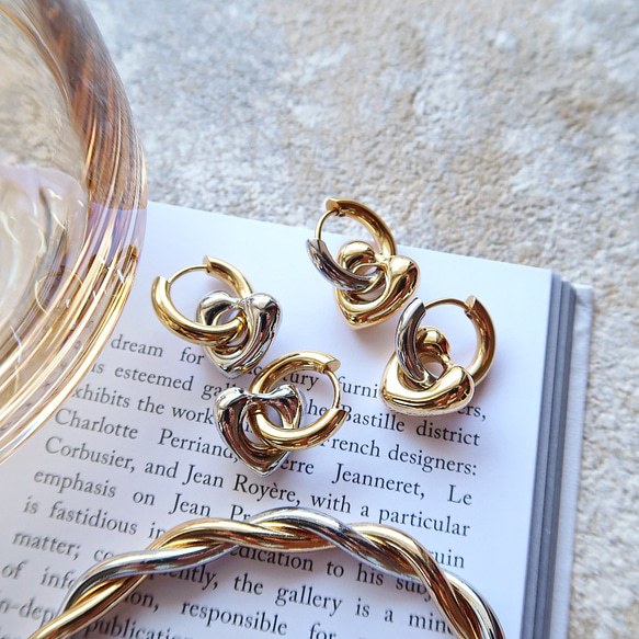 {用這款甜美的心形耳環提升您的風格} [4 向] 316L/ HEART CHARM HOOPS（穿孔耳環） 第9張的照片