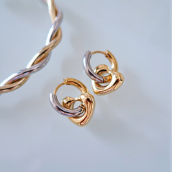{用這款甜美的心形耳環提升您的風格} [4 向] 316L/ HEART CHARM HOOPS（穿孔耳環） 第5張的照片