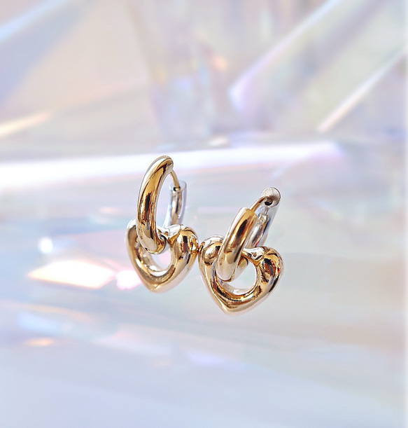 {用這款甜美的心形耳環提升您的風格} [4 向] 316L/ HEART CHARM HOOPS（穿孔耳環） 第2張的照片