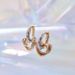 {用這款甜美的心形耳環提升您的風格} [4 向] 316L/ HEART CHARM HOOPS（穿孔耳環） 第1張的照片