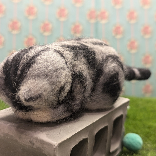 羊毛フェルト 猫のぬいぐるみ 寝ているポーズ 羊毛フェルト 猫のぬいぐるみ 寝ているポーズ 羊毛フェルト