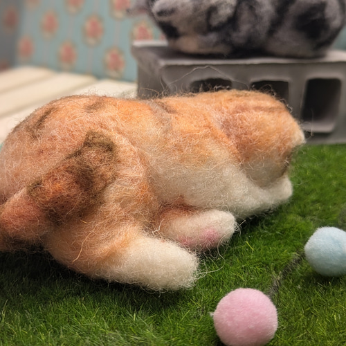 羊毛フェルト まだ眠いにゃ｡｡〇 【ごめん寝】スタイル猫ちゃん