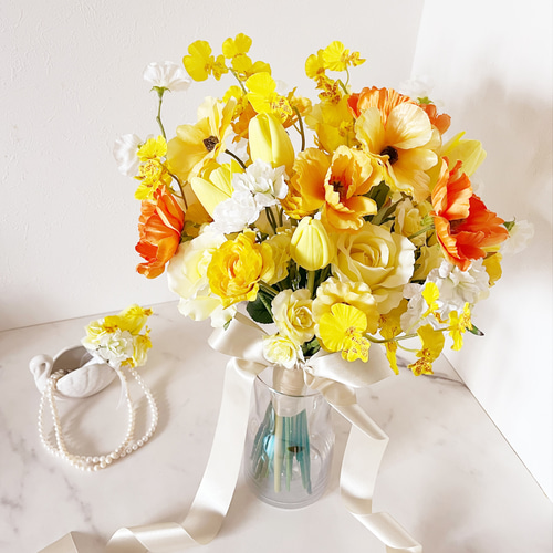 イエローとオレンジのクラッチブーケ ビタミンカラー 韓国風ブーケ