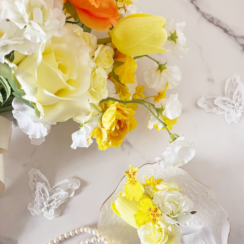 イエローとオレンジのクラッチブーケ ビタミンカラー 韓国風ブーケ