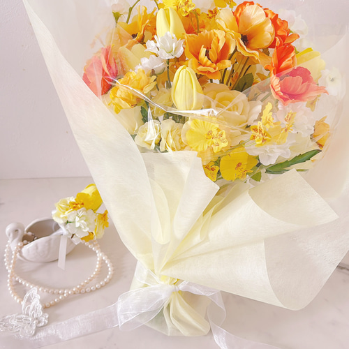 イエローとオレンジのクラッチブーケ ビタミンカラー 韓国風ブーケ