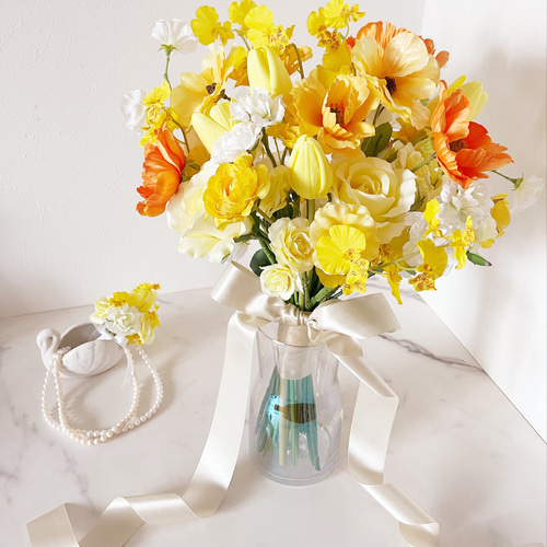 イエローとオレンジのクラッチブーケ ビタミンカラー 韓国風ブーケ