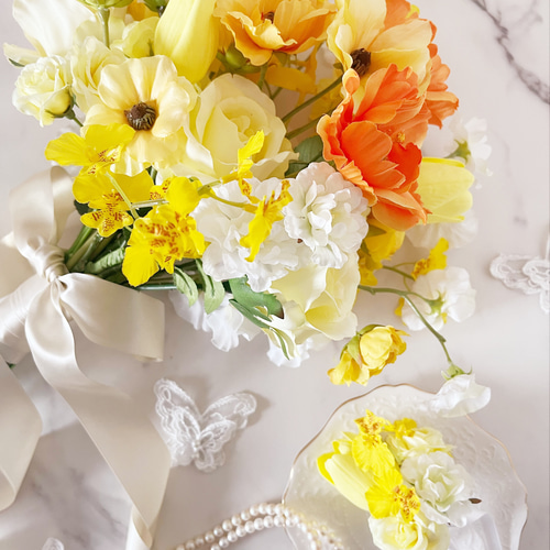 イエローとオレンジのクラッチブーケ ビタミンカラー 韓国風ブーケ