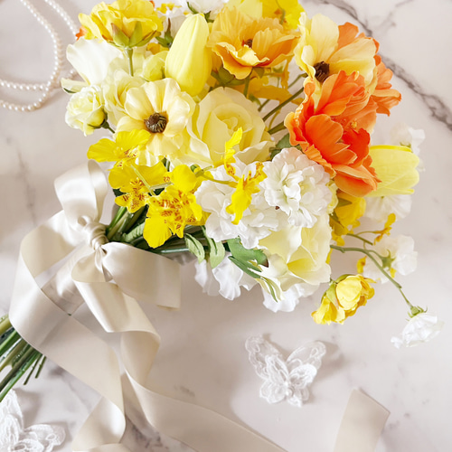 イエローとオレンジのクラッチブーケ ビタミンカラー 韓国風ブーケ