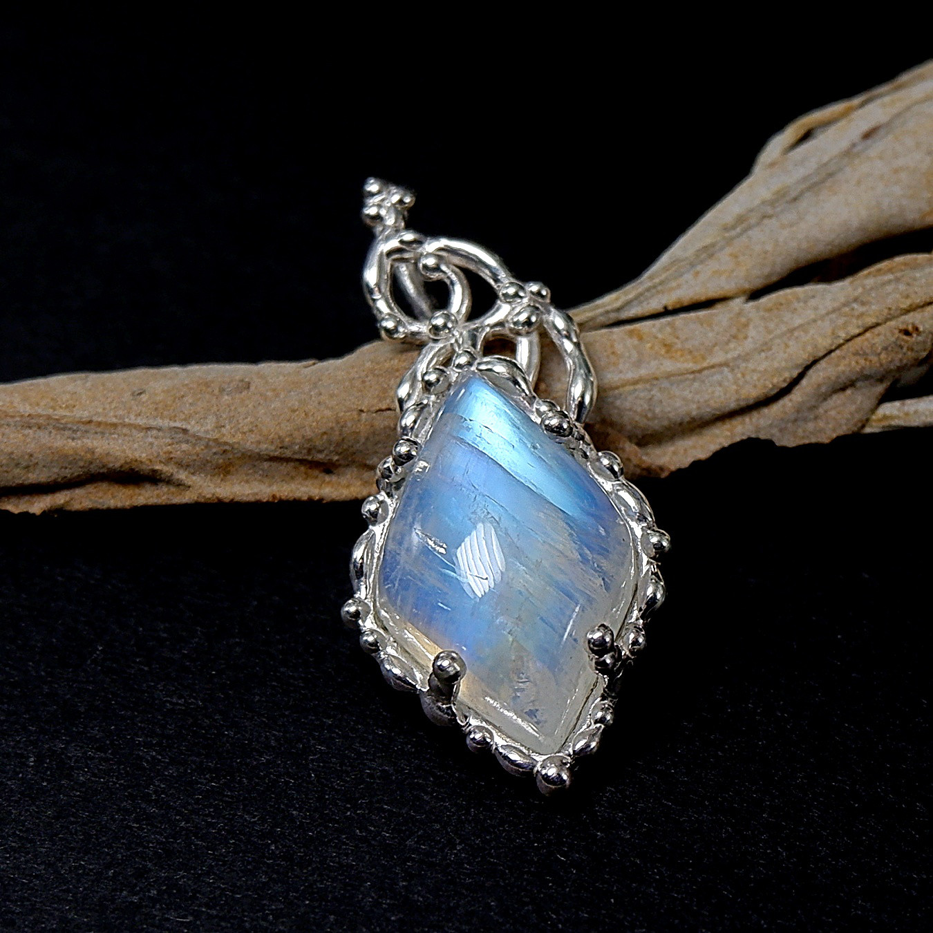 ～幻想的な輝き～　レインボームーンストーンのデザインペンダント　天然石アクセサリー　一点物　macari