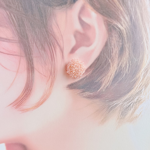 Aprosio&co のサーモンピンクボールイヤリング 受注製作)2WAYドーム型 刺繍ピアス サーモンピンク クリア