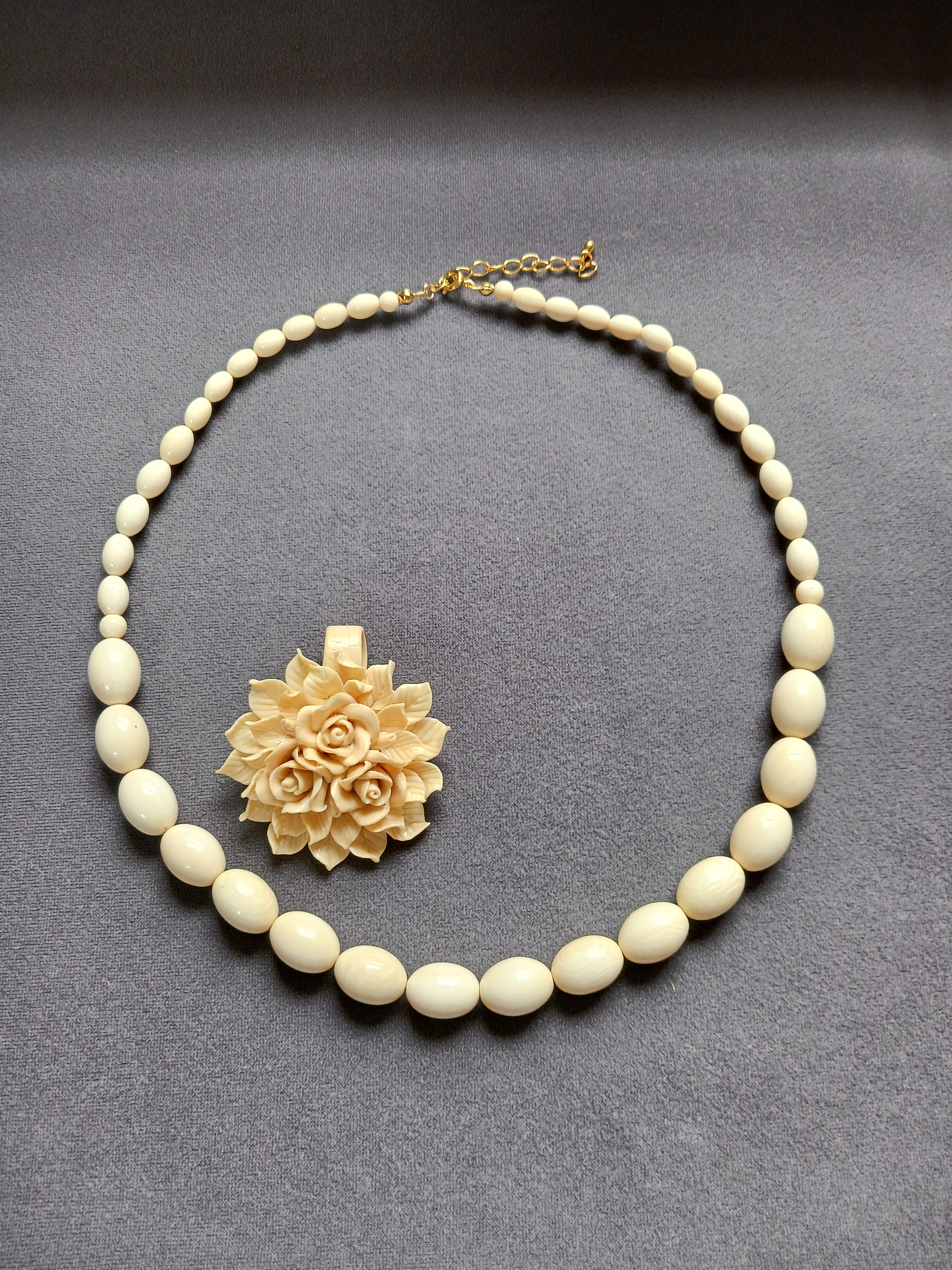 象牙のネックレスとクレイ•ヘッド(ブローチ)