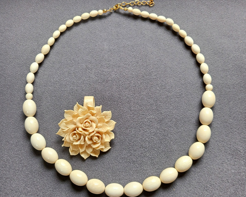 象牙のネックレスとクレイ•ヘッド(ブローチ) ネックレス・ペンダント