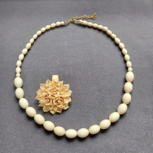 象牙のネックレスとクレイ•ヘッド(ブローチ) ネックレス・ペンダント