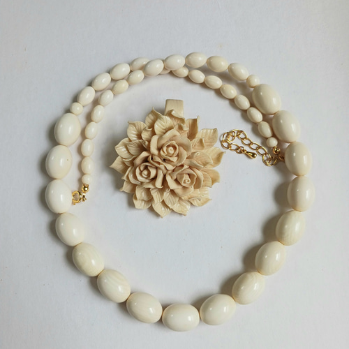 象牙のネックレスとクレイ•ヘッド(ブローチ) ネックレス・ペンダント