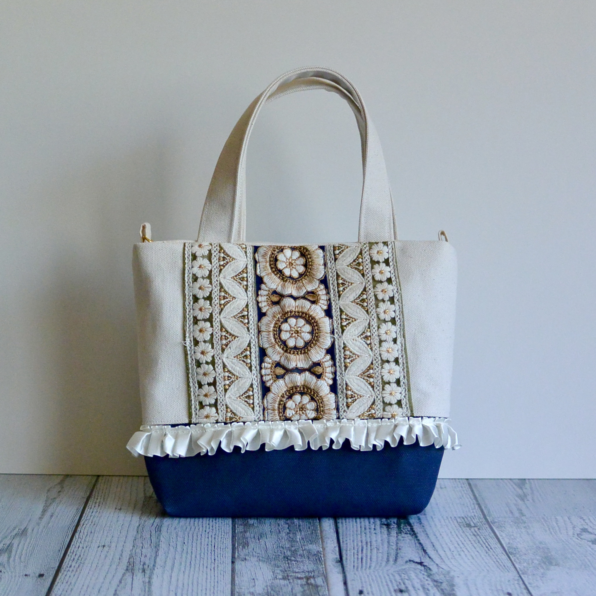 はっちゃん　インド刺繍ホワイト　トートバッグ　ハンドメイド はっちゃん様専用 インド刺繍ホワイト トートバッグ