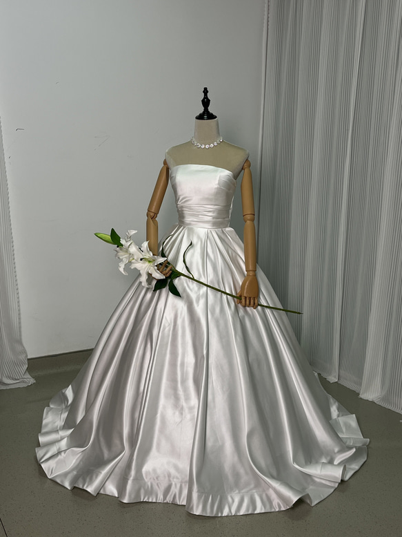 送料無料！ウェディングドレス ベアトップ 光沢サテン オフホワイト A  