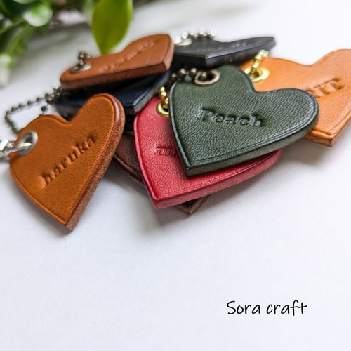 新作　最高級本革オーダーメイド　馬型チャーム ハート刺繍付き 本革・ハートのお名前チャーム バッグチャーム Sora craft 通販