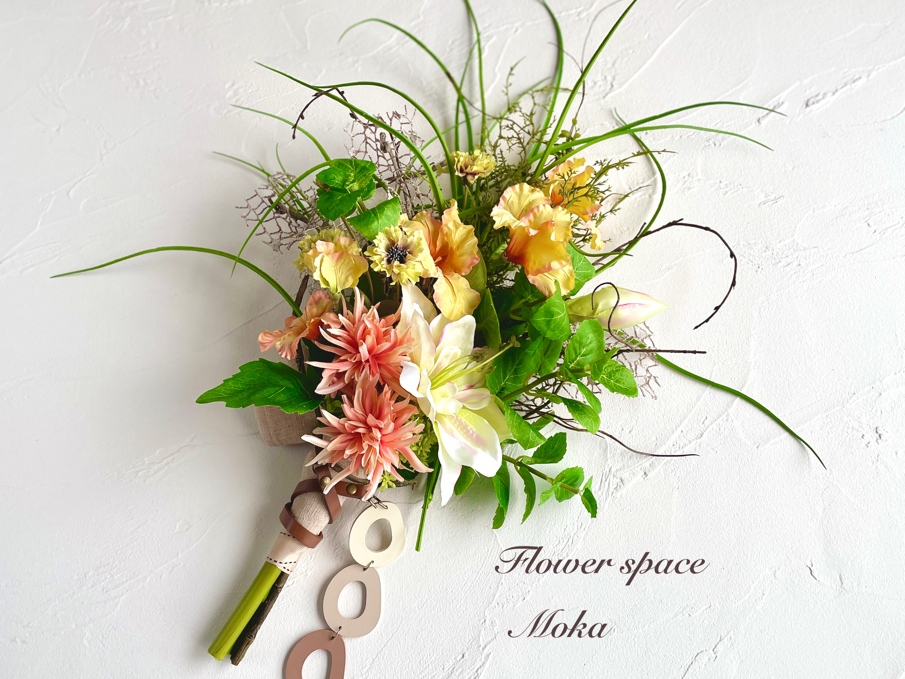 アマリリスとペチュニアの壁飾り　ダリア　矢車草　フラワーアレンジ　高級造花　イエロー・オレンジ　ミント　夏　スワッグ