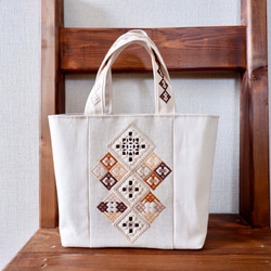 いろいろなセット、刺繍の手提げ袋、古風の布で包んでいます。