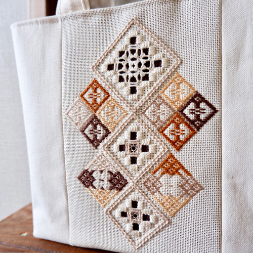 和洋刺繍のミニバッグ*帆布*和風【ハーダンガー刺繍×こぎん 和洋刺繍のミニバッグ*帆布*和風【ハーダンガー刺繍×こぎん