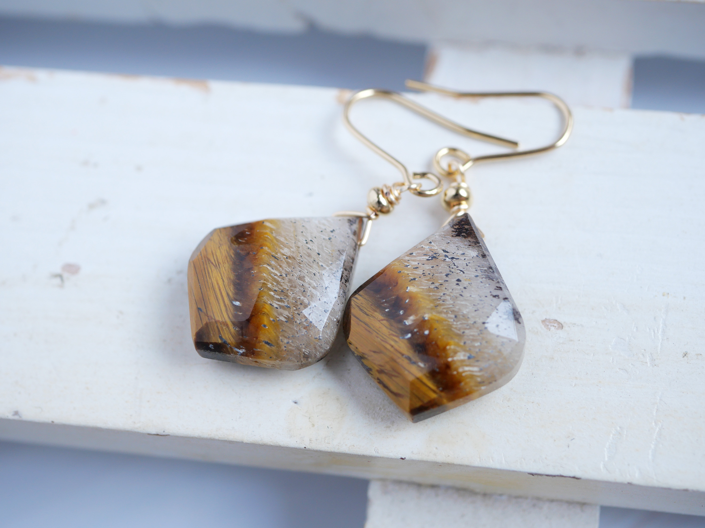 タイガーアイのストライプピアス／ブラウン