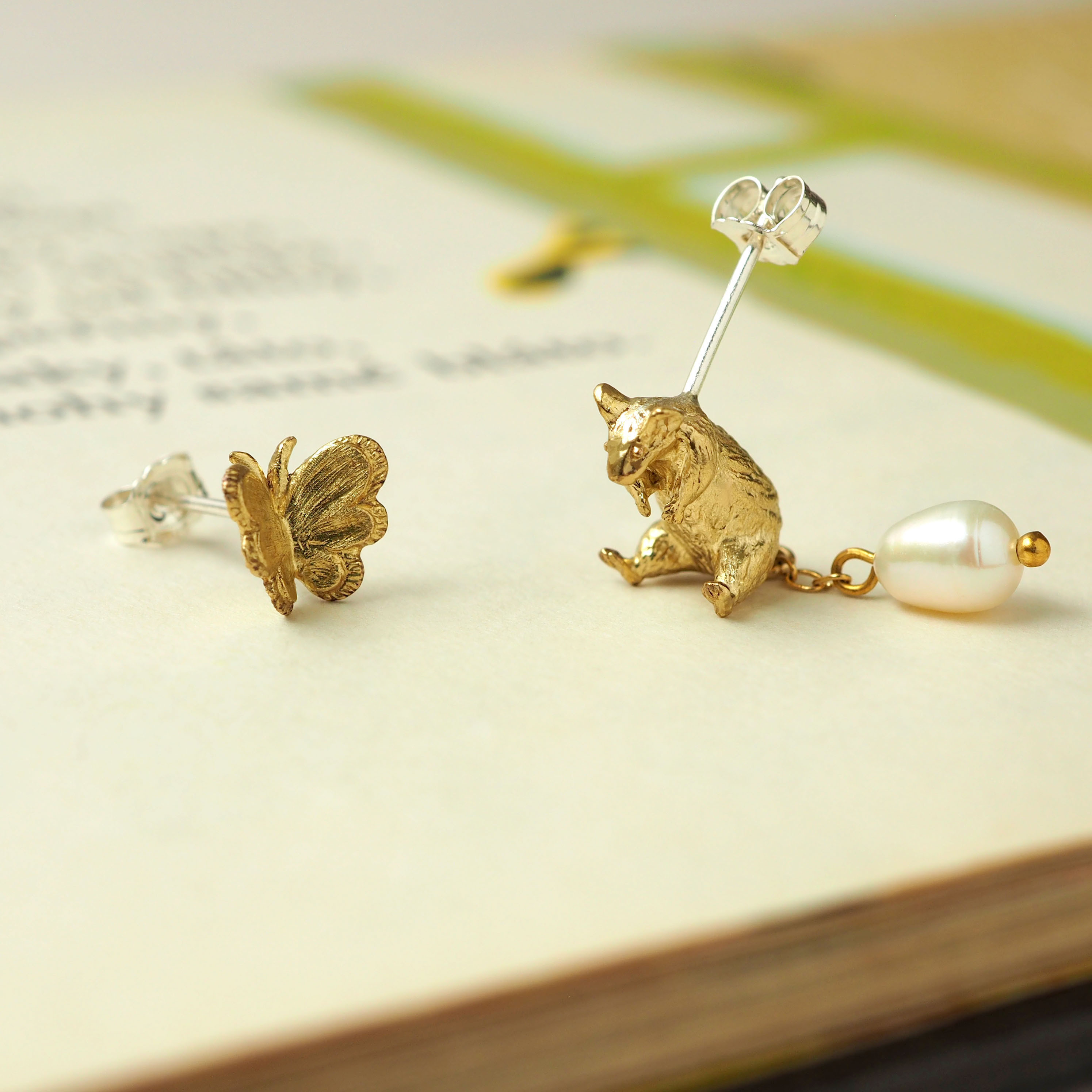 【冬のプレゼント企画開催中】パールのしっぽのねずみとちょうちょのピアス（受注制作）