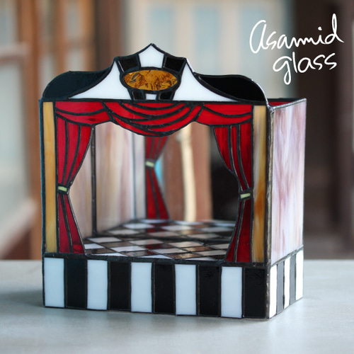 ステンドグラス 赤いカーテンの舞台 その他インテリア雑貨