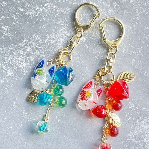 RUKURUKU/花火を眺める窓辺の親子キツネ　オルゴナイトキーホルダー RUKURUKU様専用/花火を眺める窓辺の親子キツネ オルゴナイト