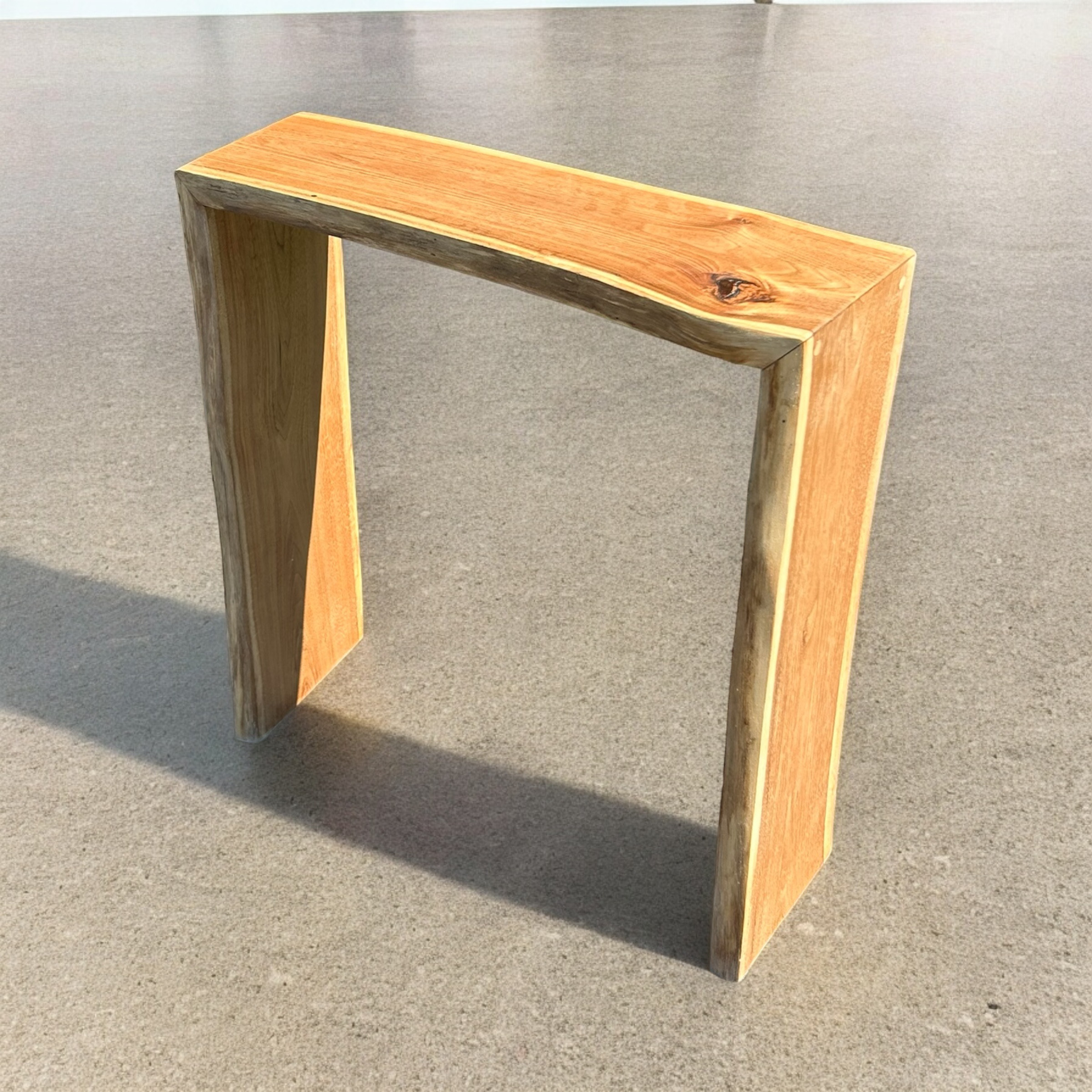 杢目がはっきりでたくるみのサイドテーブル　CN9 35,750円