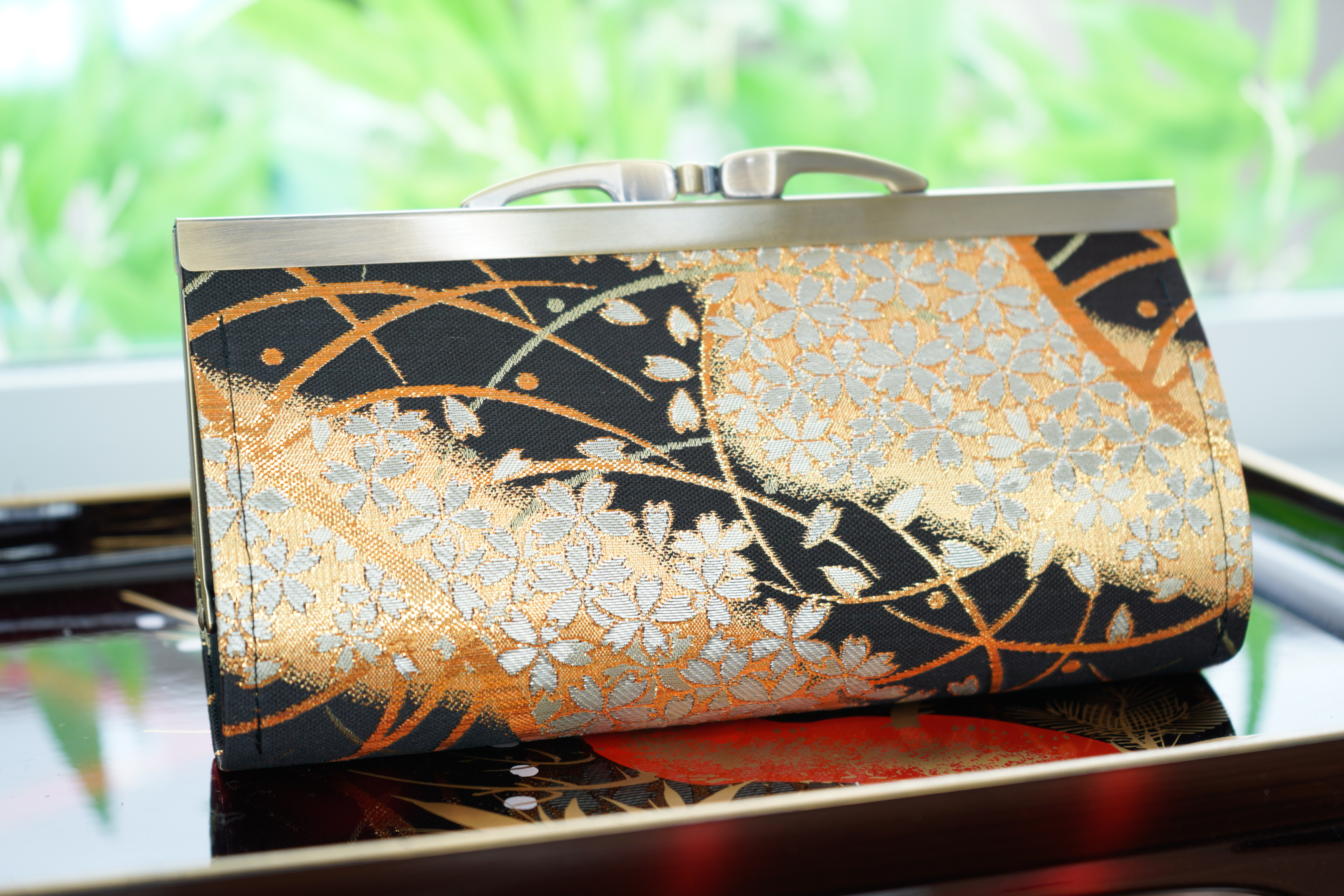 露芝と桜吹雪の金襴織物で中型長財布＊洗練された日本の伝統美＊ブラック・黒