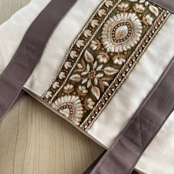 大人かわいい帆布トートバッグインド刺繍リボントートバッグ　ココア×ホワイト 3枚目の画像