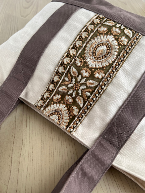 大人かわいい帆布トートバッグインド刺繍リボントートバッグ　ココア×ホワイト 3枚目の画像