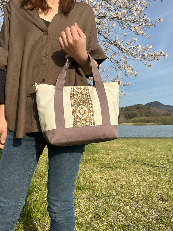 大人かわいい帆布トートバッグインド刺繍リボントートバッグ　ココア×ホワイト 11枚目の画像