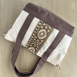 大人かわいい帆布トートバッグインド刺繍リボントートバッグ　ココア×ホワイト 2枚目の画像