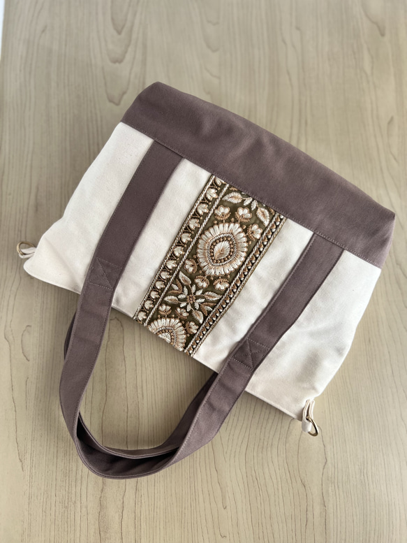 大人かわいい帆布トートバッグインド刺繍リボントートバッグ　ココア×ホワイト 2枚目の画像