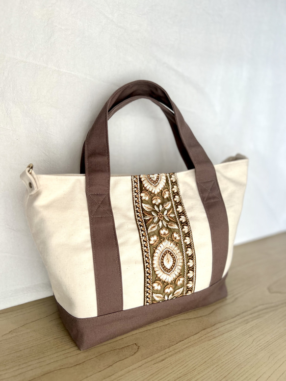 大人かわいい帆布トートバッグインド刺繍リボントートバッグ　ココア×ホワイト 10枚目の画像
