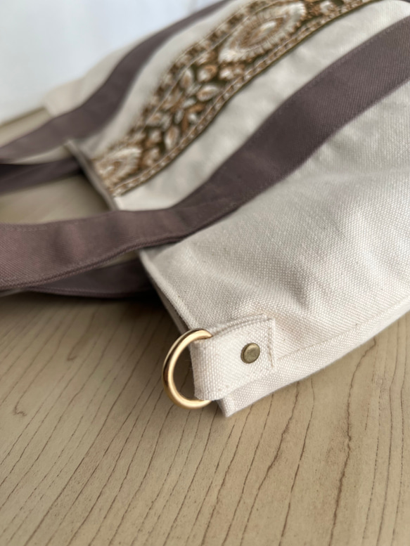 大人かわいい帆布トートバッグインド刺繍リボントートバッグ　ココア×ホワイト 4枚目の画像