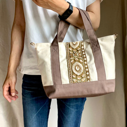 大人かわいい帆布トートバッグインド刺繍リボントートバッグ　ココア×ホワイト 1枚目の画像