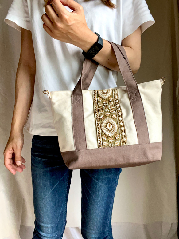 大人かわいい帆布トートバッグインド刺繍リボントートバッグ　ココア×ホワイト 1枚目の画像