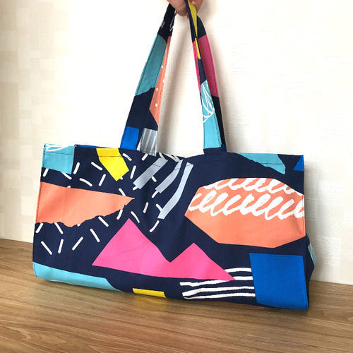 幾何学模様の青いハンドバッグ