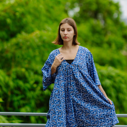 リバティ長袖ワンピース＜30チャイルドフッド・コラージュ ブルー